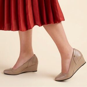 LIKE-NEW LifeStride Sz 8.5W Women’s Dreams Wedge Pump in Stone